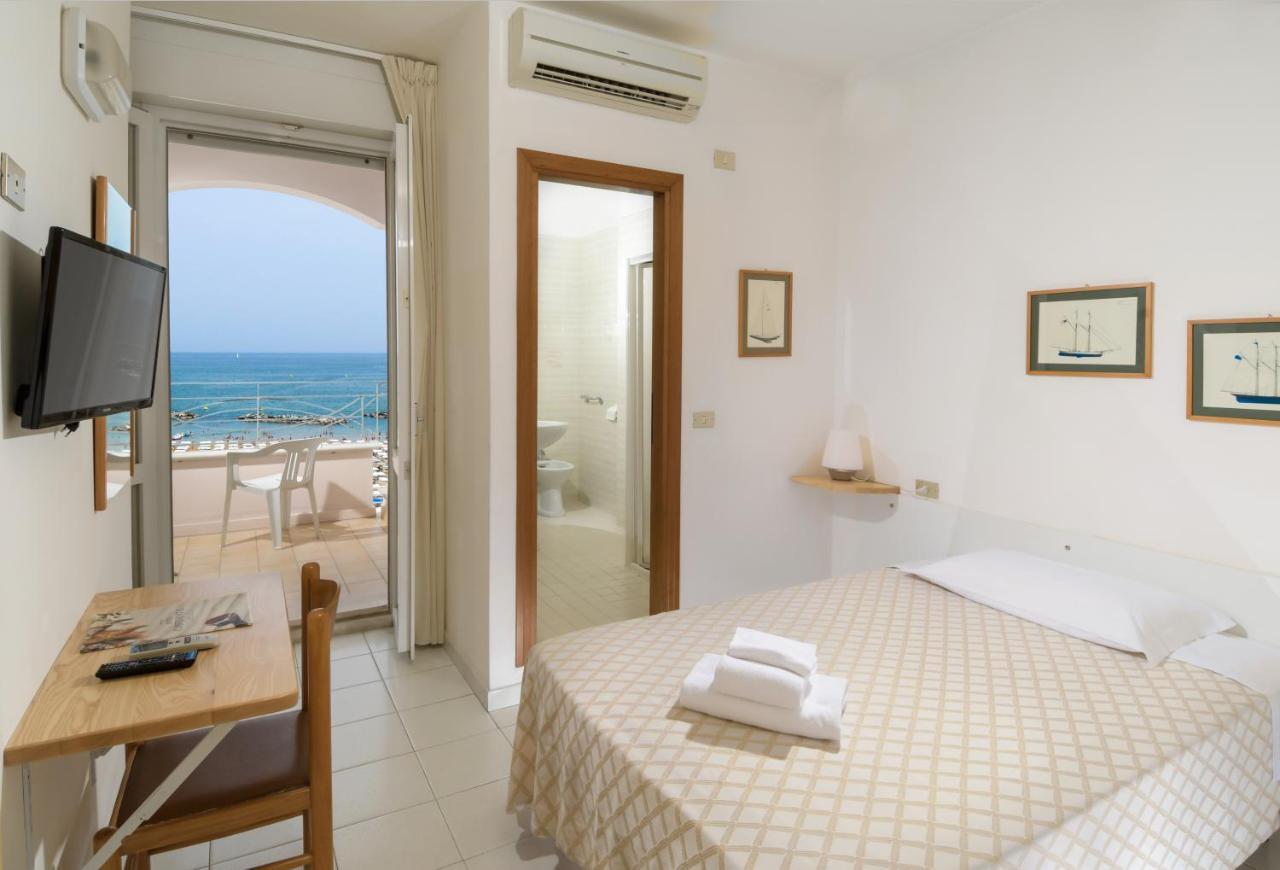 Hotel Continental Cattolica Eksteriør billede
