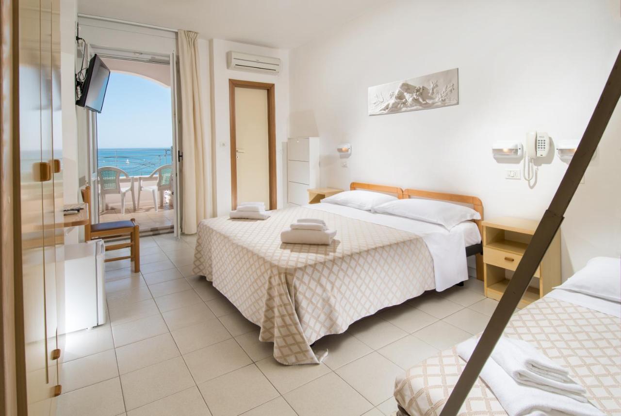 Hotel Continental Cattolica Eksteriør billede
