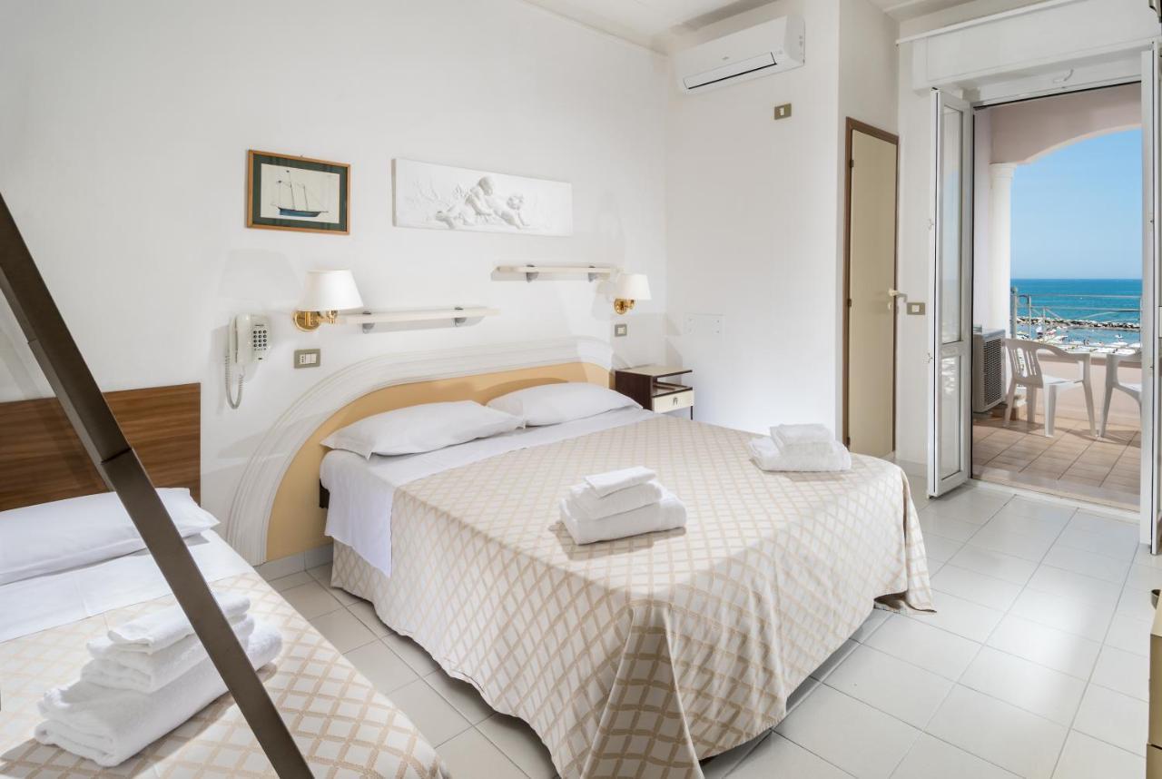 Hotel Continental Cattolica Eksteriør billede